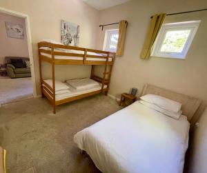 ein Schlafzimmer mit zwei Etagenbetten und einer Couch in der Unterkunft Private 1st Floor Apartment - Perfect for Port of Dover, Eurotunnel and Short Stays in Dover