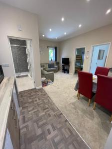 Eine Küche und ein Wohnzimmer mit roten Stühlen und einem Sofa in der Unterkunft Private 1st Floor Apartment - Perfect for Port of Dover, Eurotunnel and Short Stays in Dover + 6 Fotos