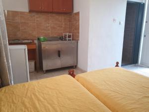 a room with two beds and a kitchen at Studio Maria Lenta in Lentas
