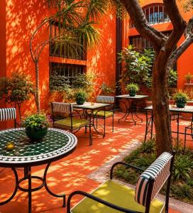 an outdoor patio with tables and chairs and a tree at II Guelfo Bianco in Florence