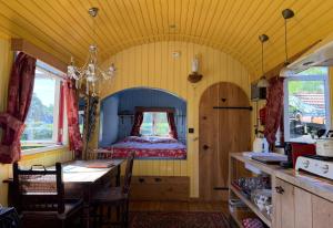 ein kleines Zimmer mit einem Tisch und einem Bett in der Unterkunft B&B Maarle in Poppel + 46 Fotos