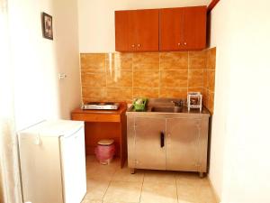 a small kitchen with a sink and a refrigerator at Studio Maria Lenta in Lentas