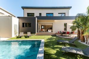 a house with a swimming pool in the yard at Villa Amphitrite Share beach & happiness in Le Grau-dʼAgde