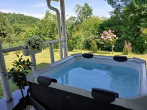 una vasca idromassaggio sul portico di una casa di Vila Obradovic ad Arilje