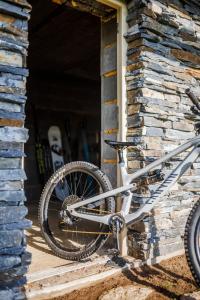 a bike parked in a doorway of a house at Roubenka Pod Oblohou in Dolní Morava