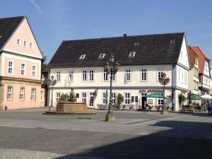 een groot wit gebouw met een zwart dak bij Hotel Am Schlosstor in Bückeburg