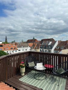 a balcony with a table and chairs and a city at Aparthotel Lenau in Hannover