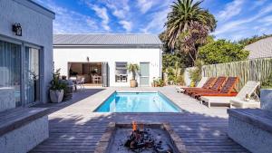 a backyard with a swimming pool and a house at Robin Retreat - Luxury 3 Bedroom Villa -Hermanus in Hermanus