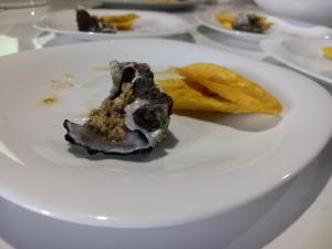 ein weißer Teller mit einem Stück Dessert darauf in der Unterkunft Mionga in Santa Cruz + 39 Fotos