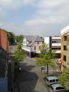 einem Luftblick auf eine Stadtstraße mit einem Gebäude in der Unterkunft Hotel Am Schlosstor in Bückeburg
