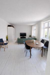 a living room with a table and a couch at Kysthus Villa Nexø in Neksø