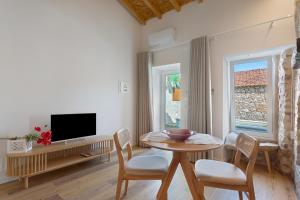 a living room with a table and chairs and a television at Vila Santa Luzia 4 in Fátima
