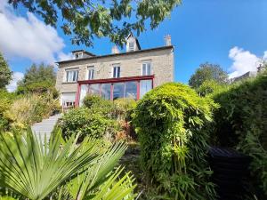 an image of a house with a garden at lgbt friendly in Dinan