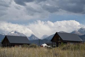 a couple of buildings with mountains in the background at Southlux in Tossor