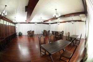 Pigatto Hotel في Frederico Westphalen: غرفة طعام مع طاولات وكراسي خشبية