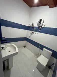 a bathroom with a toilet and a sink at Benvilla Kandy in Kandy +20 photos