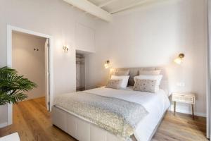 a bedroom with a large white bed with white pillows at Vila Santa Luzia 6 in Fátima +11 photos