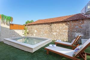 a backyard with a large tub in the grass at Vila Santa Luzia 6 in Fátima