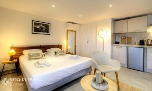 a bedroom with a bed and a chair and a kitchen at Casa s - lilina in Tralonca