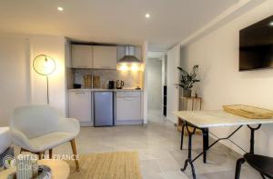 a living room with a table and a kitchen at Casa s - lilina in Tralonca