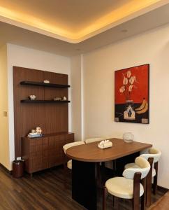 a dining room with a table and chairs at Anmie Home - Hoàng Huy CMC in An Khê