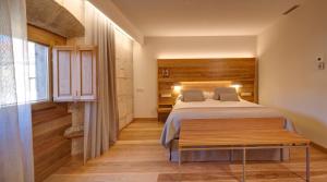 Cama o camas de una habitación en Hotel Real Colegiata San Isidoro