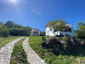 a house on a hill with a stone road at Aire de las Sierras in Embalse