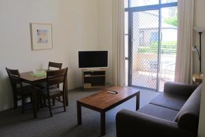 A television and/or entertainment centre at Spring Hill Mews Apartments