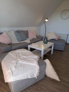 a living room with a couch and a table at Ferienwohnung nahe Nordseeküste in Großheide