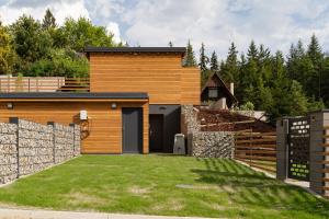 a house with a yard with a fence at Chata Vali in Loučovice