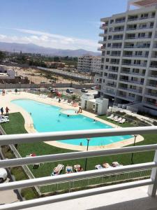 una grande piscina di fronte a un grande edificio di Yasna Gorigoitia a La Serena