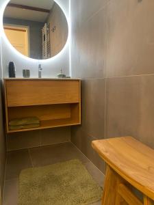 a bathroom with a sink and a mirror at BrinkZicht vakantieverblijf in Peize +39 photos