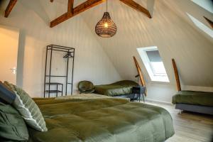 a bedroom with a large bed in a room at BrinkZicht vakantieverblijf in Peize
