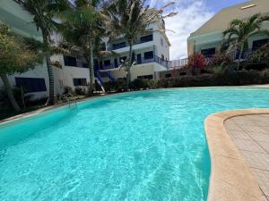 a large swimming pool in front of a building at Top Leme Bedje in Santa Maria