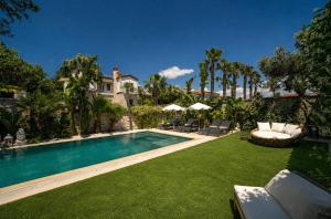 a swimming pool in the yard of a house at Moranka by ALS ALAÇATI in Alaçatı