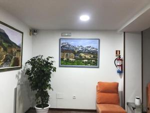 ein Wohnzimmer mit einer Couch und einem Bild an der Wand in der Unterkunft Hotel Salldemar in Santillana del Mar + 23 Fotos
