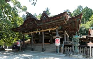 ein Tempel in einem Park mit einer Statue in der Unterkunft HOTEL MYTH-J -ホテル マイス ジェイ- adult only in Sakaide