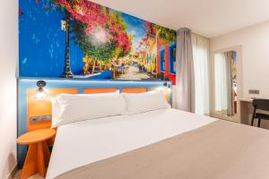 Llit o llits en una habitació de Hotel Welcome Teruel