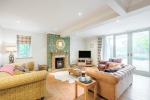 a living room with two couches and a fireplace at 3 Bed in Ufford oc-sfmea in Ufford