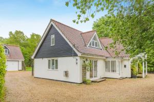 a white house with a black roof at 3 Bed in Ufford oc-sfmea in Ufford