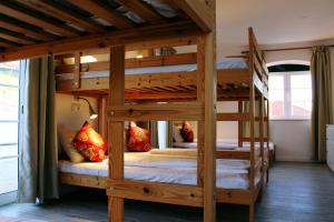 Двухъярусная кровать или двухъярусные кровати в номере Sunshine Hostel