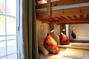 Двухъярусная кровать или двухъярусные кровати в номере Sunshine Hostel