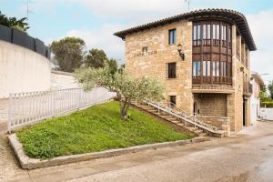 a brick building with a tree in front of it at Hotel Casa Juan in Ayegui