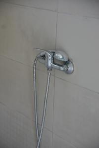 eine Dusche mit Duschkopf im Badezimmer in der Unterkunft Kod Hamde in Jajce + 23 Fotos