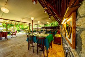 a restaurant with a green table and chairs at Birol Sengun Bag Evi in Safranbolu