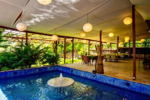 a swimming pool with a fountain in the middle of a house at Birol Sengun Bag Evi in Safranbolu