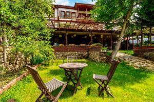a table and two chairs in the yard of a house at Birol Sengun Bag Evi in Safranbolu