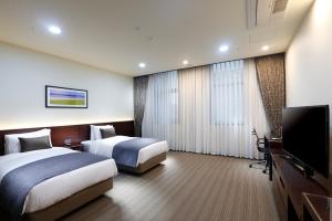 Llit o llits en una habitació de Geosung Hotel