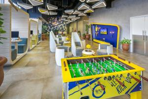 Stanza dei giochi di YELLO Hotel Harmoni
