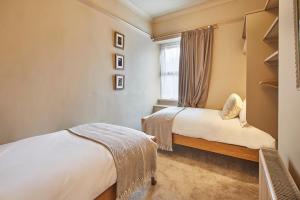 a bedroom with a bed and a window at Alnwick 2 Bed Cottage Stay, Joe's Cottage in Alnwick
